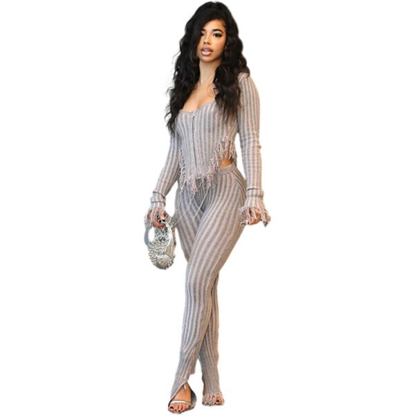 طقم من قطعتين: بنطال محبوك عالي الخصر بأكمام طويلة وسحاب وأطراف غير منتظمة مزينة بشرابات.