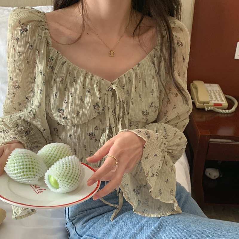 بلوزة شيفون رقيقة مزينة بنقوش زهرية وياقة مربعة