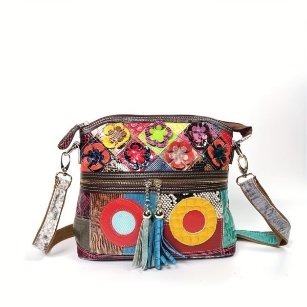 حقيبة كتف نسائية مصنوعة يدوياً من الجلد الطبيعي بلون السربنتين، مزينة بشرابات وأزهار، مناسبة للاستخدام اليومي.