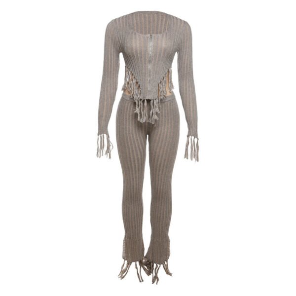 طقم من قطعتين: بنطال محبوك عالي الخصر بأكمام طويلة وسحاب وأطراف غير منتظمة مزينة بشرابات.