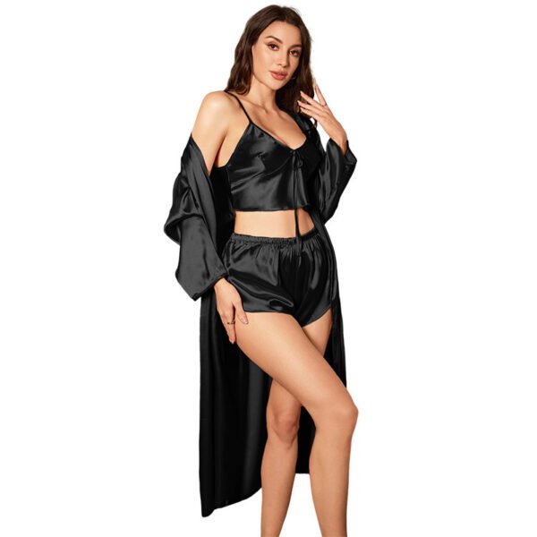 طقم ملابس منزلية نسائي مثير مكون من ثلاث قطع، يتضمن شورتات بحمالات، مناسب لفصلي الربيع والصيف.