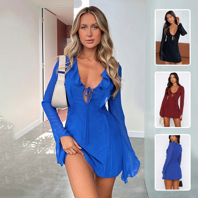 b4624469-3e6f-4129-9a11-3de4f456f7f3.jpg فستان قصير مثير بأكمام طويلة، بياقة على شكل حرف V مكشكشة ورباط أمامي، بتصميم عصري مستوحى من موضة الألفية الجديدة، يغطي منطقة الوركين