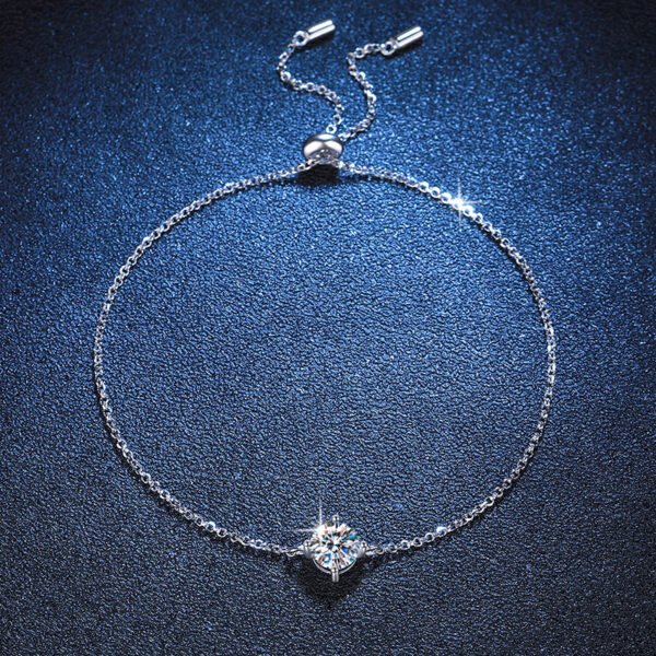 سوار نسائي كلاسيكي من الفضة عيار 925 مرصع بحجر المويسانايت، بتصميم أربعة مخالب.