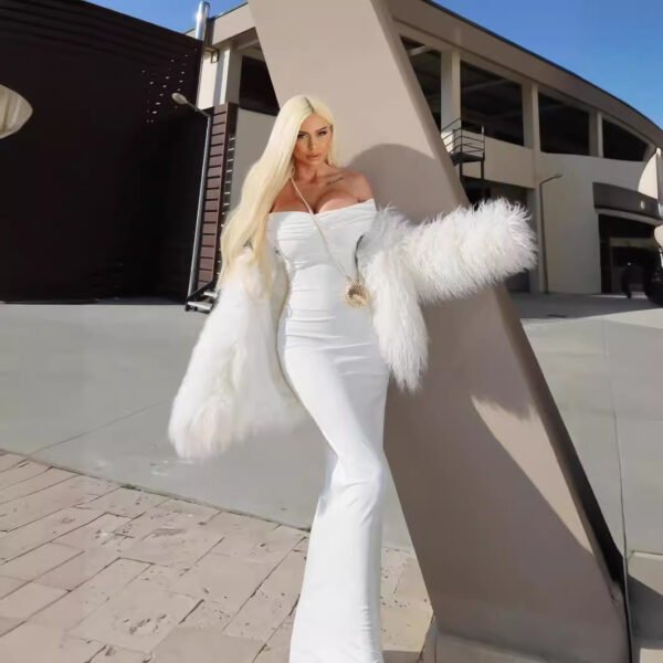 فستان أبيض طويل الأكمام مكشوف الكتفين بتصميم أنبوبي مطوي