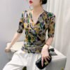 d1b3be2c-382c-40f8-a537-f5ee5e615bbc.jpg قميص كاجوال كلاسيكي بأكمام نصفية وفتحة رقبة على شكل حرف V عادية، مناسب لجميع الإطلالات