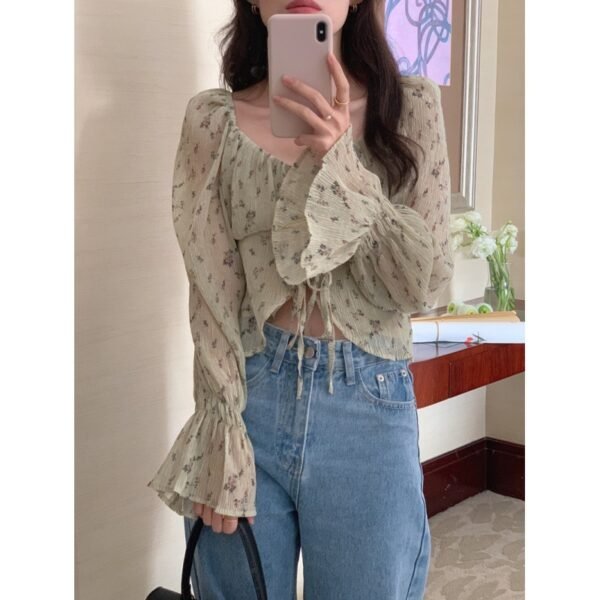بلوزة شيفون رقيقة مزينة بنقوش زهرية وياقة مربعة