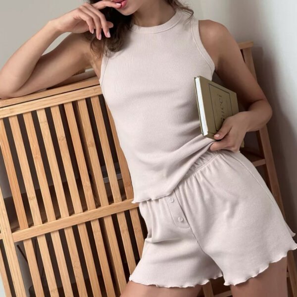 f7f2a82c-5df7-48c6-9371-3523be226cdc.jpg طقم بيجاما مكون من قطعتين: صدرية وشورت، ملابس منزلية كاجوال.