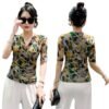 fa03e5f1-1083-4c5a-9ab2-5b1a1345b1c5.jpg قميص كاجوال كلاسيكي بأكمام نصفية وفتحة رقبة على شكل حرف V عادية، مناسب لجميع الإطلالات