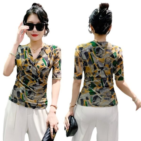 fa03e5f1-1083-4c5a-9ab2-5b1a1345b1c5.jpg قميص كاجوال كلاسيكي بأكمام نصفية وفتحة رقبة على شكل حرف V عادية، مناسب لجميع الإطلالات