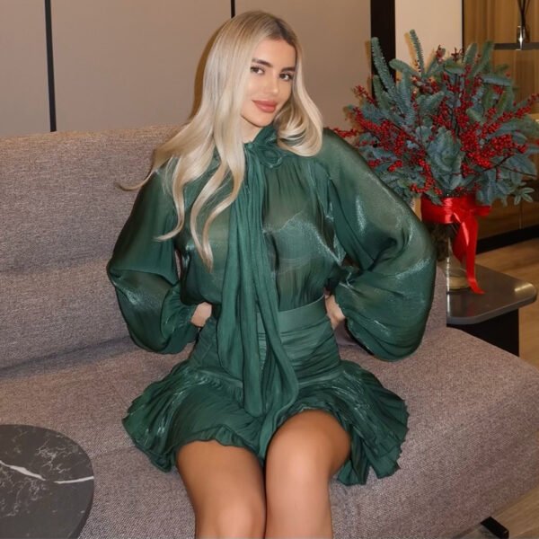 طقم كاجوال جديد بتصميم عصري: بلوزة برباط على شكل فيونكة، تنورة عالية الخصر مطوية