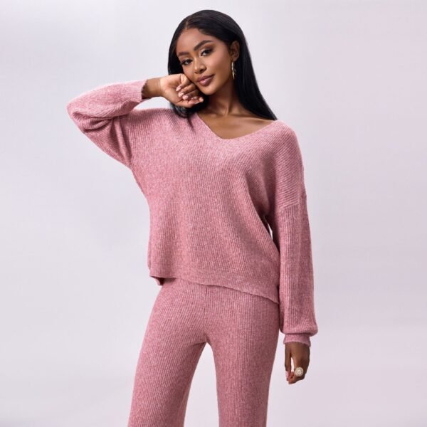 بدلة طويلة الأكمام محبوكة بخطوط غائرة ومصقولة