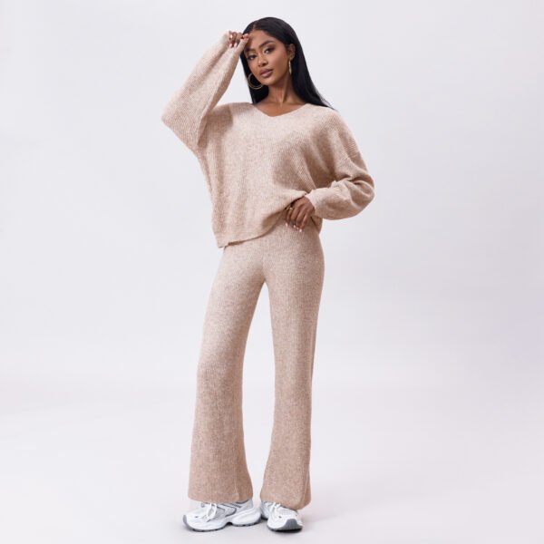 بدلة طويلة الأكمام محبوكة بخطوط غائرة ومصقولة