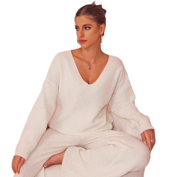 بدلة طويلة الأكمام محبوكة بخطوط غائرة ومصقولة