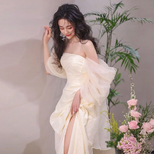 74cffa66-bcf5-45fd-96f4-e532d5ab156f.jpg فستان زفاف بتصميم بسيط وطويل، مستوحى من أضواء التوب توب.