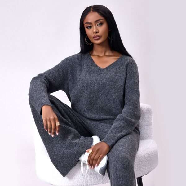 بدلة طويلة الأكمام محبوكة بخطوط غائرة ومصقولة