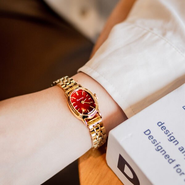 ساعة نسائية بيضاوية الشكل من الفولاذ بتصميم منتصف العصور القديمة