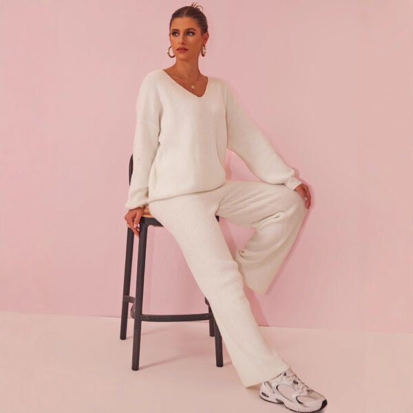 بدلة طويلة الأكمام محبوكة بخطوط غائرة ومصقولة