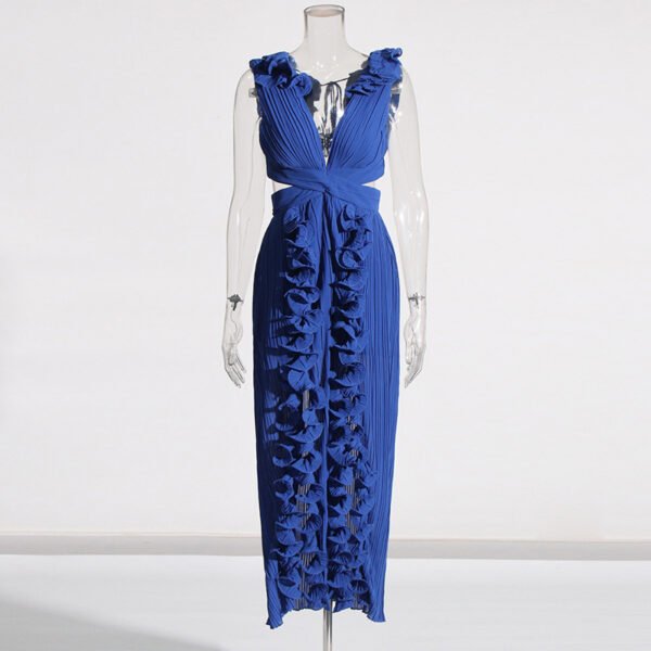 فستان بفتحة جانبية عالية وخصر مرتفع، مزين بأذنين خشبيتين مطويتين وفتحة رقبة على شكل حرف V