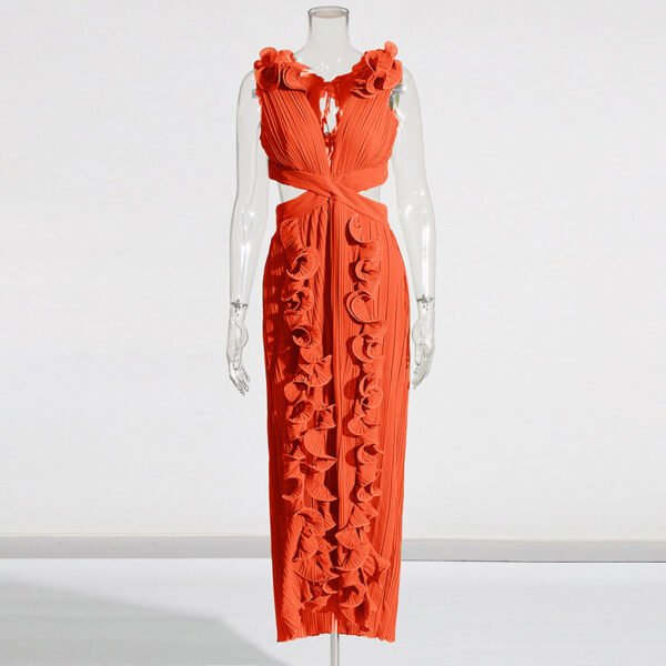 فستان بفتحة جانبية عالية وخصر مرتفع، مزين بأذنين خشبيتين مطويتين وفتحة رقبة على شكل حرف V