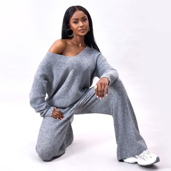 بدلة طويلة الأكمام محبوكة بخطوط غائرة ومصقولة