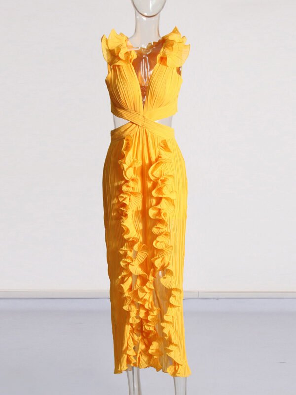 فستان بفتحة جانبية عالية وخصر مرتفع، مزين بأذنين خشبيتين مطويتين وفتحة رقبة على شكل حرف V