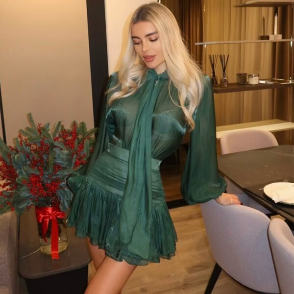 طقم كاجوال جديد بتصميم عصري: بلوزة برباط على شكل فيونكة، تنورة عالية الخصر مطوية