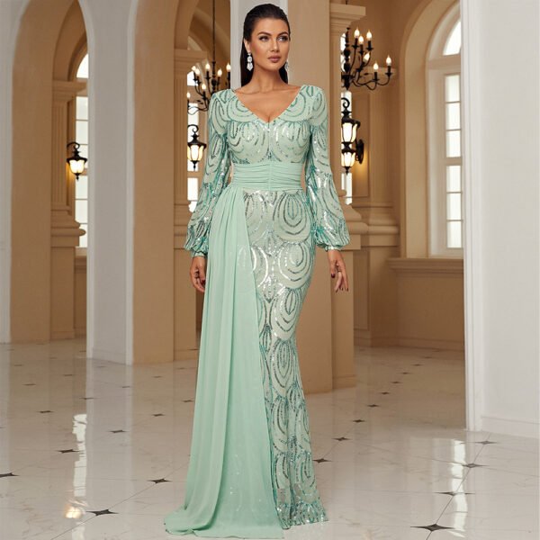 1e56ee40-ab47-40d3-8697-130958e1d048.jpg فستان سهرة طويل الأكمام مثير مزين بالترتر وفتحة رقبة على شكل حرف V مناسب للحفلات والمناسبات الرسمية.