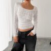 25d5db8d-2935-491f-b44e-60e9ee658828-2.jpg تيشيرت نسائي ضيق بأكمام طويلة وياقة على شكل حرف U من الدانتيل