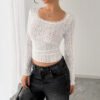 2fd7a71d-0211-476f-89de-757dc0080d22-2.jpg تيشيرت نسائي ضيق بأكمام طويلة وياقة على شكل حرف U من الدانتيل