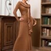 31c05f85-0aeb-4bd7-8da8-bd31e9d31bff.jpg فستان سهرة أنيق بأكمام طويلة وياقة دائرية وقصة ضيقة مزين بشرائط مطوية