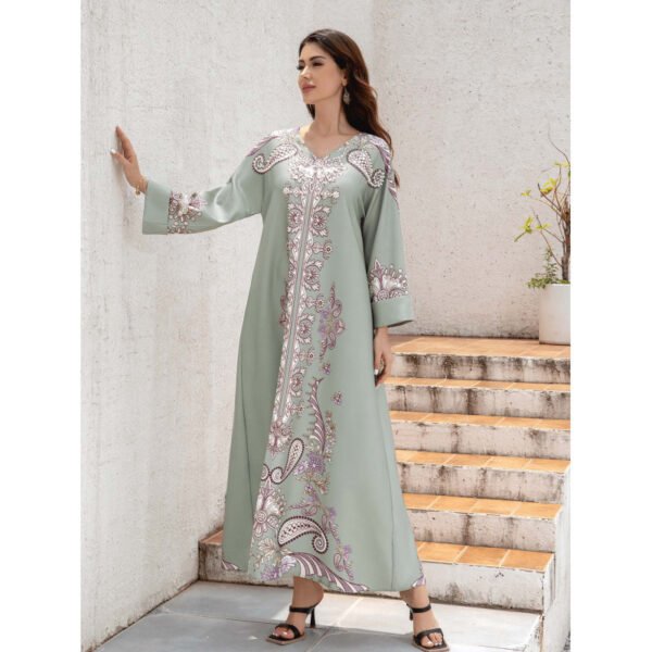 59772bbd-c947-4a6f-a63d-b880196af9b2.jpg رداء نسائي مسلم مطبوع عليه خرز ساخن، بياقة على شكل حرف V وأساور مطوية