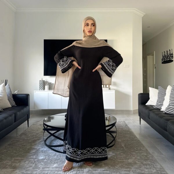 9bf075d8-3317-4d09-bbcc-1713826b48a5.jpg فستان نسائي إسلامي مطرز بتصميم عصري وأنيق