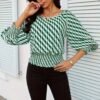 بلوزة نسائية بأكمام واسعة مزين عند الخصر