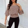 بلوزة نسائية بأكمام واسعة مزين عند الخصر