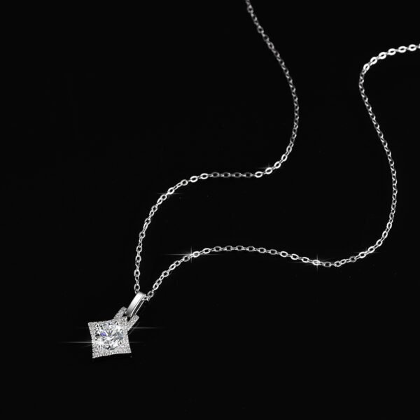 d3c2db18-677d-4d9f-99a4-f13defbaa1fb.jpg قلادة مويسانيت أنيقة وعصرية للنساء