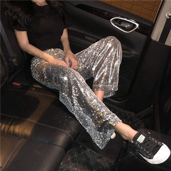 45c9e51a-fb62-4eae-8e6b-bc9c1514c358.jpg بنطلون نسائي مستقيم بخصر مرتفع ومزين بالترتر من Heavy Industry