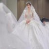8e8e7cc0-ea73-44c0-a72d-143668cb9518-1.jpg فستان زفاف فاخر بأكمام طويلة وقصة طويلة، مصنوع من خيوط رئيسية متينة، بتصميم فرنسي أنيق وعصري.