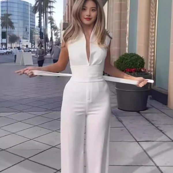 c0954ee5-5aaa-4ad6-9a9f-0d1882fbd6e5.jpg جمبسوت ضيق بدون أكمام بياقة منخفضة بلون موحد