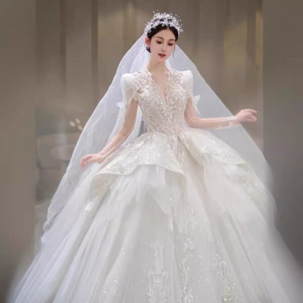 fff9464c-4246-4472-82c9-cc7a750cb135-1.jpg فستان زفاف فاخر بأكمام طويلة وقصة طويلة، مصنوع من خيوط رئيسية متينة، بتصميم فرنسي أنيق وعصري.