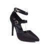 حذاء نسائي مفرغ بتصميم "بامب" (Pumps)، مزود بحزام ومشبك وكعب رفيع عالٍ (Stiletto).