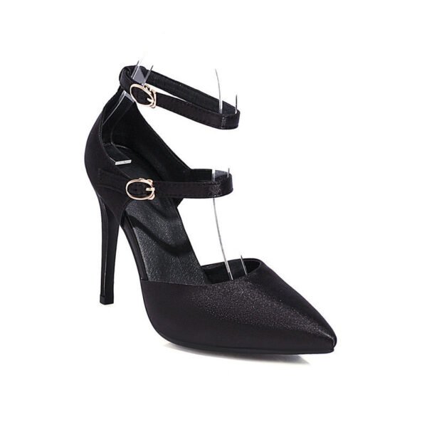 حذاء نسائي مفرغ بتصميم "بامب" (Pumps)، مزود بحزام ومشبك وكعب رفيع عالٍ (Stiletto).
