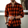 قميص بنمط أوروبي وأمريكي، بأكمام طويلة وقصة فضفاضة، يتميز بتصميم يجمع بين المربعات والخطوط وطباعة ثلاثية الأبعاد مخصصة.