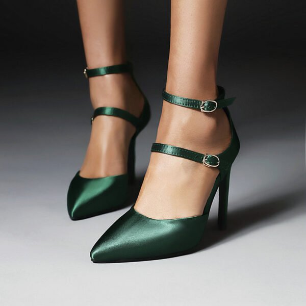 حذاء نسائي مفرغ بتصميم "بامب" (Pumps)، مزود بحزام ومشبك وكعب رفيع عالٍ (Stiletto).