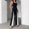 468c581f-0c2b-43a9-81ed-8f8ce39886f2.jpg جمبسوت مستقيم بتصميم هالتر متناسق الألوان بالأبيض والأسود