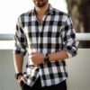 قميص بنمط أوروبي وأمريكي، بأكمام طويلة وقصة فضفاضة، يتميز بتصميم يجمع بين المربعات والخطوط وطباعة ثلاثية الأبعاد مخصصة.