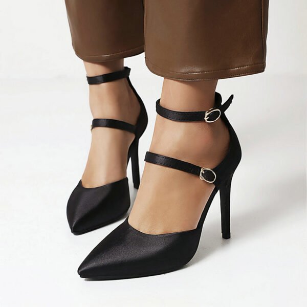 حذاء نسائي مفرغ بتصميم "بامب" (Pumps)، مزود بحزام ومشبك وكعب رفيع عالٍ (Stiletto).
