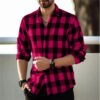 قميص بنمط أوروبي وأمريكي، بأكمام طويلة وقصة فضفاضة، يتميز بتصميم يجمع بين المربعات والخطوط وطباعة ثلاثية الأبعاد مخصصة.