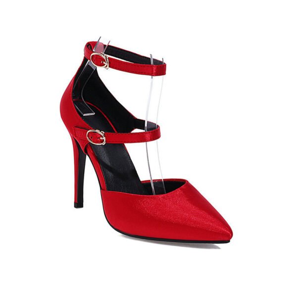 حذاء نسائي مفرغ بتصميم "بامب" (Pumps)، مزود بحزام ومشبك وكعب رفيع عالٍ (Stiletto).