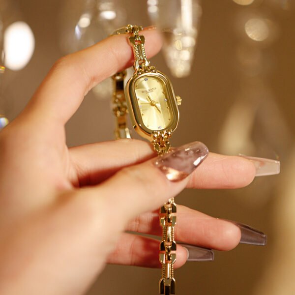 b8310bb6-aa62-4c7a-81c1-63d6c3f48ab0.jpg ساعة صغيرة ذهبية بيضاوية الشكل بتصميم كلاسيكي من العصور الوسطى، خفيفة الوزن، فاخرة، فنية، أنيقة، تعمل بآلية كوارتز