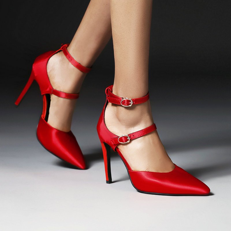 حذاء نسائي مفرغ بتصميم "بامب" (Pumps)، مزود بحزام ومشبك وكعب رفيع عالٍ (Stiletto).